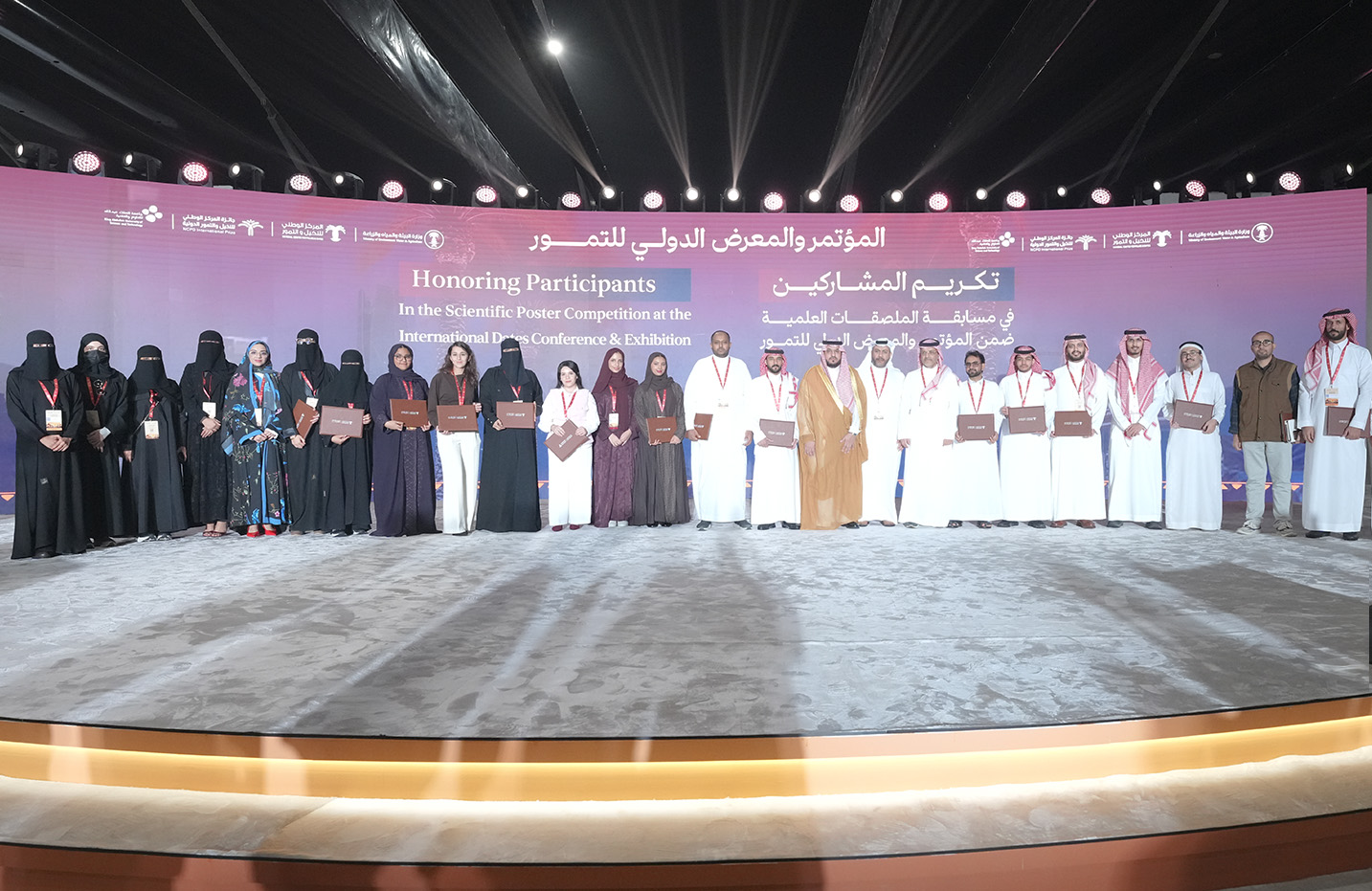 سعادة الرئيس التنفيذي د. عبدالعزيز السهلاوي يكرّم الفائزين بمسابقة الملصقات العلمية